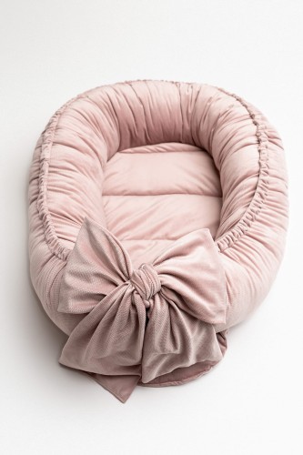 Kokon niemowlęcy XXL velvet z kokardą Jasny pudrowy róż
