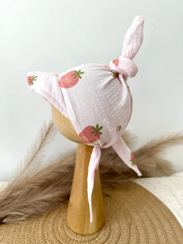 Czapka / chustka muślinowa z daszkiem Truskawki na różowym tle
