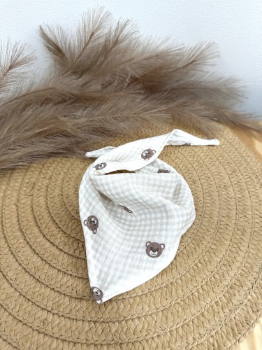 Chustka muślinowa dla dziecka wykonana z naturalnej bawełny – lekka, przewiewna apaszka idealna na spacer i do codziennych stylizacji Misie na kratce