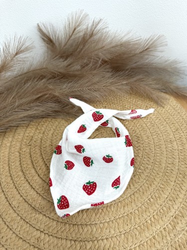 Apaszka dziecięca z muślinu bawełnianego – miękka i bezpieczna dla wrażliwej skóry dziecka, idealna na każdą porę roku Truskawki na białym tle