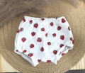 Delikatne bloomersy dla niemowlaka wykonane z oddychającego muślinu bawełnianego Truskawki