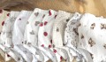 Delikatne bloomersy dla niemowlaka wykonane z oddychającego muślinu bawełnianego