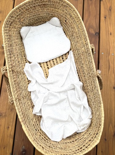 Otulacz kocyk muślinowy z poduszką miś Biały w złote kropki