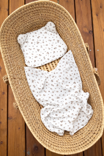 Otulacz kocyk muślinowy z poduszką miś Beżowe różyczki