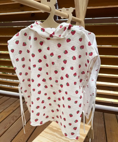 Ponczo kąpielowe z kapturkiem muślinowe Truskawki na białym tle