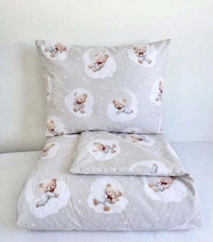  Komplet do przedszkola / żłobka - kocyk / kołderka z poduszką Misie w chmurkach na beżowym tle